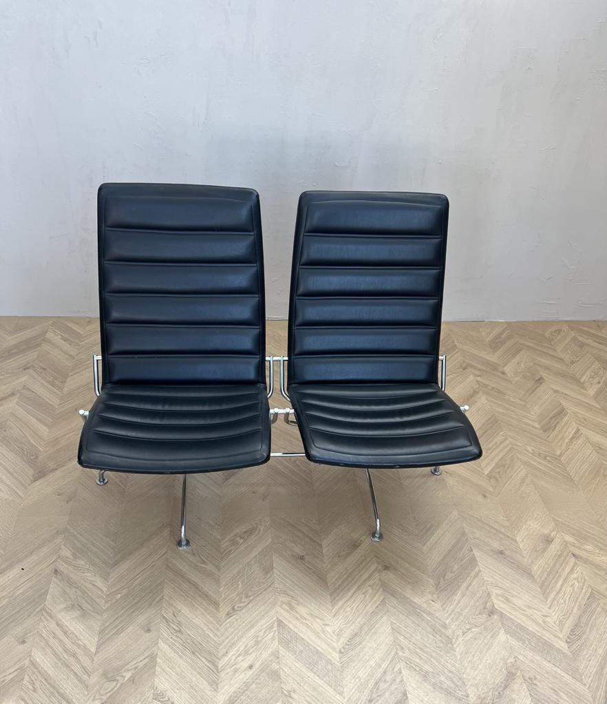 SAS lufthavnssofa i sort læder – 2-personers sofa designet af Jens Amundsen for Fritz Hansen, set forfra